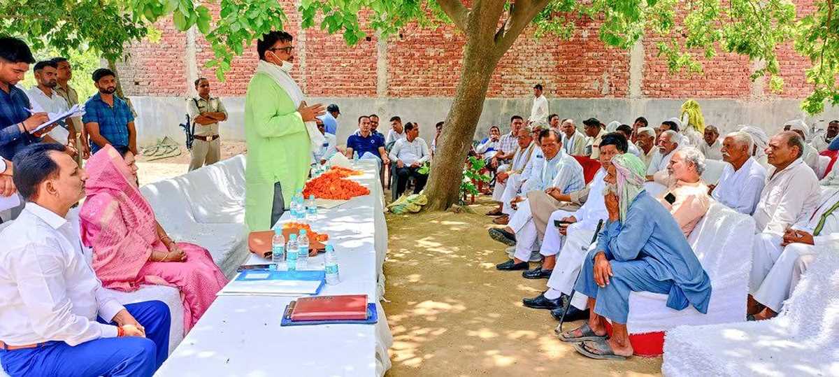 जेवर विधायक ने गांव चीती में की क्षेत्र पंचायत सदस्यों के साथ की खुली बैठक